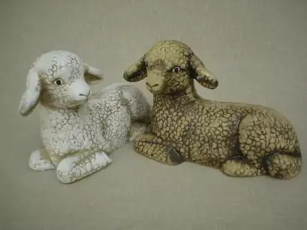 Ležící keramická ovce vhodná na zahradu