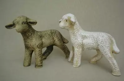 Stojící keramická ovce vhodná na zahradu
