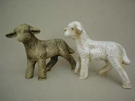Stojící keramická ovce vhodná na zahradu