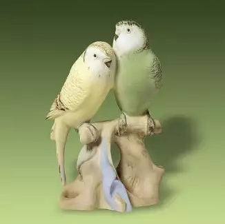 Dekorativní porcelánová figura o výšce 19 cm Papoušci
