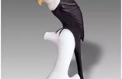 Tradiční porcelánová figura Papoušek