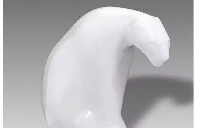 Bílá porcelánová figura vysoká 12 cm Pardál sedící