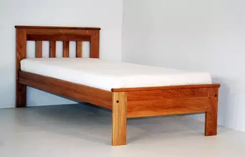 Pevná postel z masivu LUDĚK