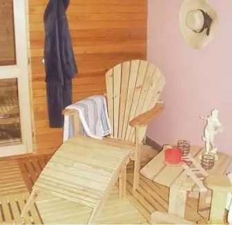 Pevné dřevěné odpočinkové křeslo vhodné do sauny