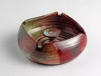 Popelník točený prořezávaný s típátkem čtverec