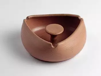 Popelník točený prořezávaný s típátkem trojuhelník