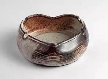 Popelník točený prořezávaný srdce z vysoce užitkové keramiky