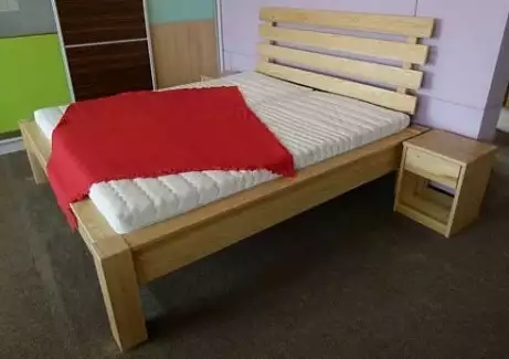 Postel z masivního jasanu v rozměru 200 x 180 cm Alan