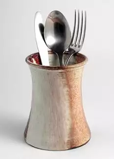 Příborník z vysoce užitkové keramiky v různých barvách