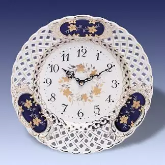 Figura z porcelánu o délce 18 cm Prořezávané nástěnné hodiny