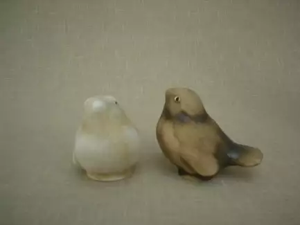 Roztomilý keramický ptáček o výšce 4 cm