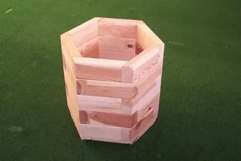 Dřevěný květináč z borovice vhodný na zahradu Ring