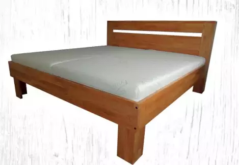 Zvýšená manželská postel z masivu s poličkou Rio