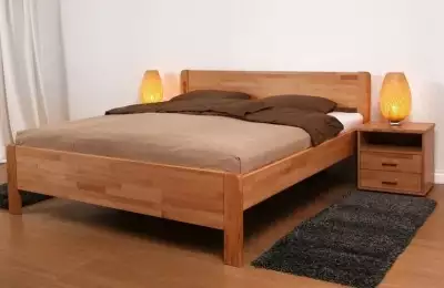 Moderní masivní postel Roman s oblými rohy