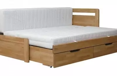 Rozkládací postel Marek z masivního přírodního dřeva s bočním čelem