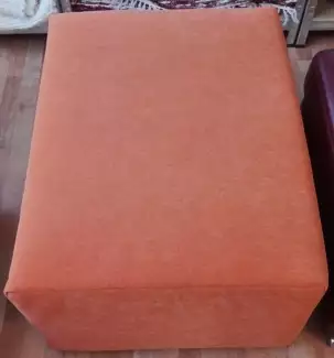 Rozkládací taburet s oranžovým, látkovým potahem