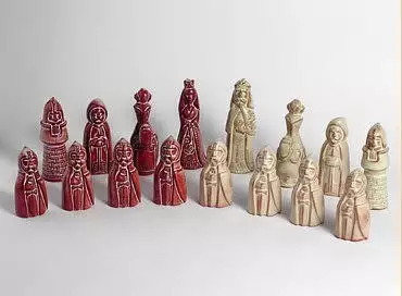 Originální šachový komplet s vysokým podílem ruční práce