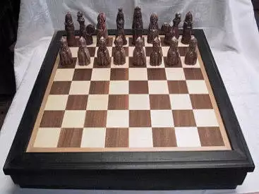 Šachový komplet se šachovnicí z užitkové keramiky