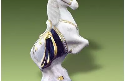 Figura z porcelánu o délce 5,5 cm Šachy kůň