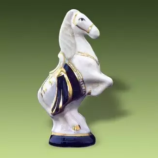 Figura z porcelánu o délce 5,5 cm Šachy kůň