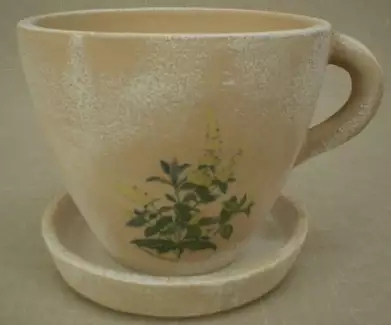 Originální režný šálek s vysokým podílem ruční práce