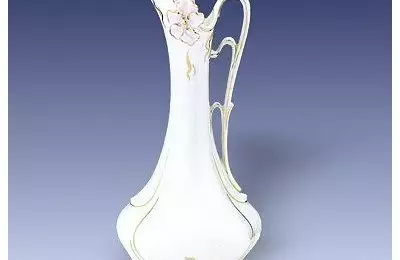 Bílá porcelánová figura važící 300 g Secesní džbánek