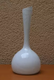 Skleněná váza koule malá - elegantní bílá barva s luxusním dekorem