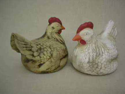 Velká keramická slepice vhodná na zahradu