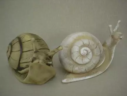 Velký keramický šnek vhodný na zahradu