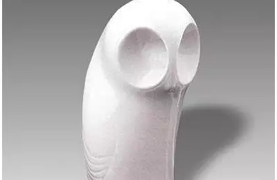 Kvalitní ozdobná porcelánová figura široká 4 cm Sovička