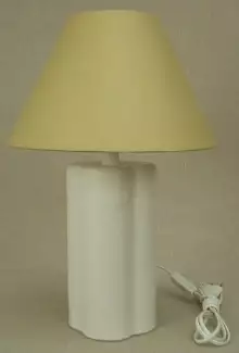 Béžové stínidlo látkové zpevněné drátem o výšce 18 cm