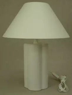 Bílé stínidlo látkové zpevněné drátem o výšce 16 cm