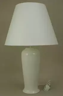 Bílé stínidlo látkové zpevněné drátem o výšce 33 cm