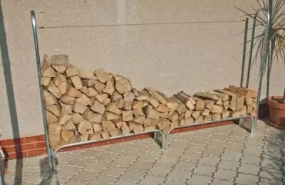 Stojan na štípané dřevo pro prosychání dřeva
