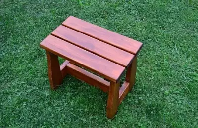 Dřevěná zahradní stolička vhodná na zahradu i do gastronomických zařízení