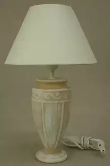 Bílá ozdobná stolní lampa Antik 