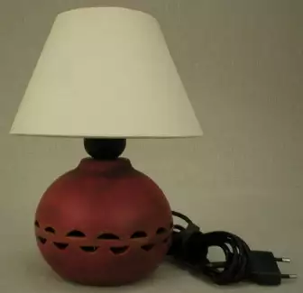 Stolní lampa s vysokým podílem ruční práce Koule s výřezy