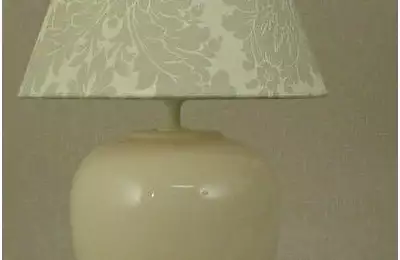 Stolní lampa s vysokým podílem ruční práce - Tila 