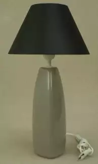 Ozdobná stolní lampa Trojhran s vysokým podílem ruční práce
