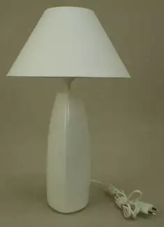 Bílá stolní lampa Trojhran 