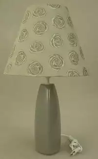 Stolní lampa trojhran s vysokým podílem ruční práce