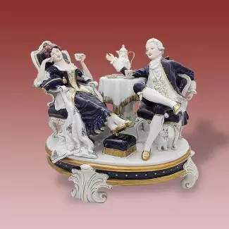 Historická ozdobná porcelánová figura o výšce 32 cm Svačina III