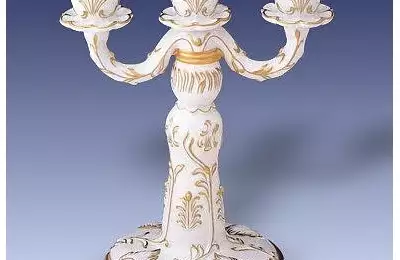 Porcelánová figura široká 14 cm Svícen 2 ramenný