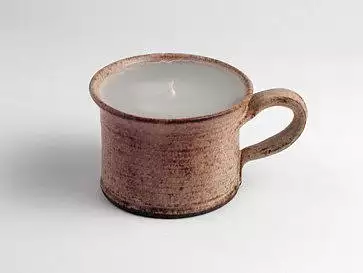 Svíčka vonná rovná v keramickém obalu s ouškem