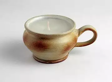 Svíčka vonná soudek v keramickém obalu s ouškem