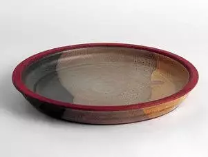 Jídelní talíř z ozdobně užitkové keramiky