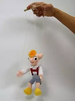 Textilní loutka s dřevěným vodícím křížem Hurvínek