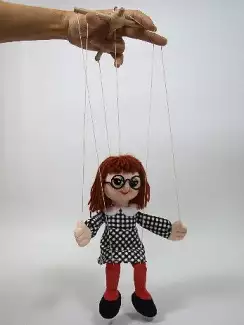 Textilní loutka s dřevěným vodícím křížem Mánička