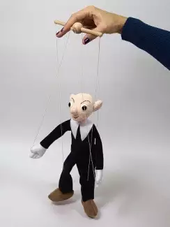 Textilní loutka s dřevěným vodícím křížem Spejbl