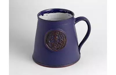 Kónická třetinka s emblémem z vysoce užitkové keramiky